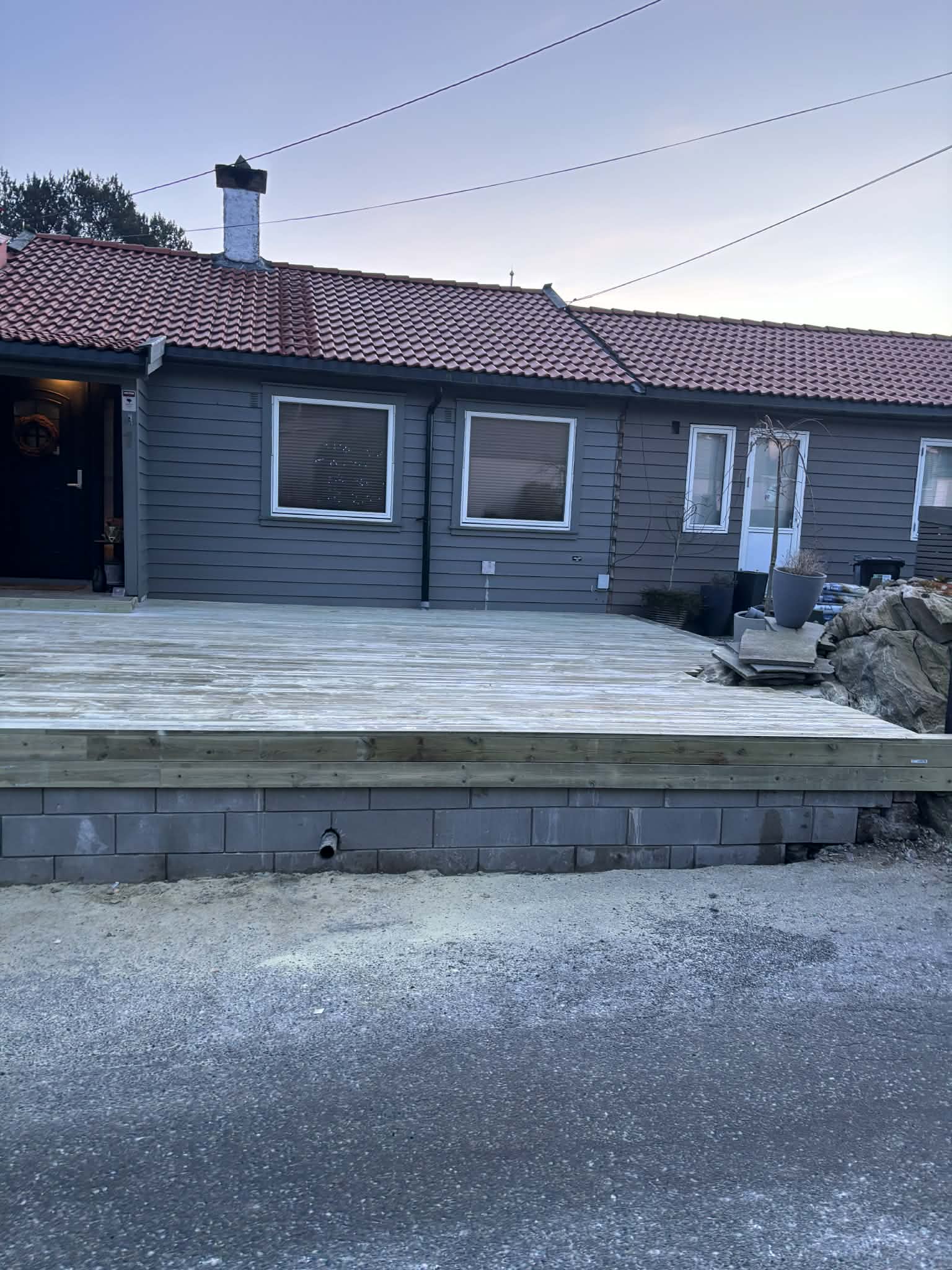 Ny terrasse i tre med levegg
