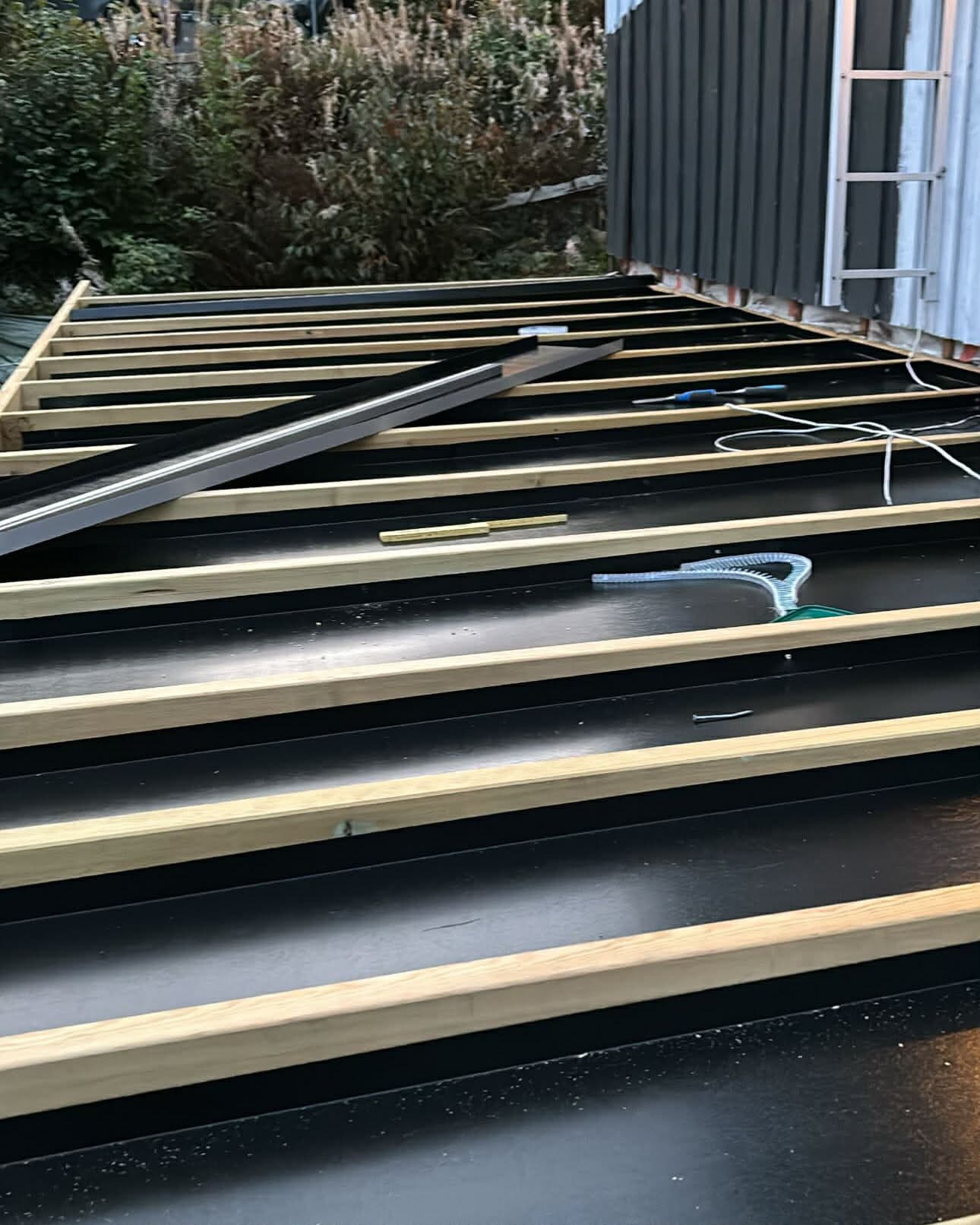 Undertak og lekter under arbeid